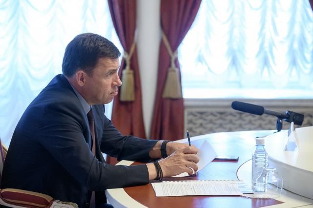 Евгений Куйвашев провел первую прямую линию ДИП Свердловской области