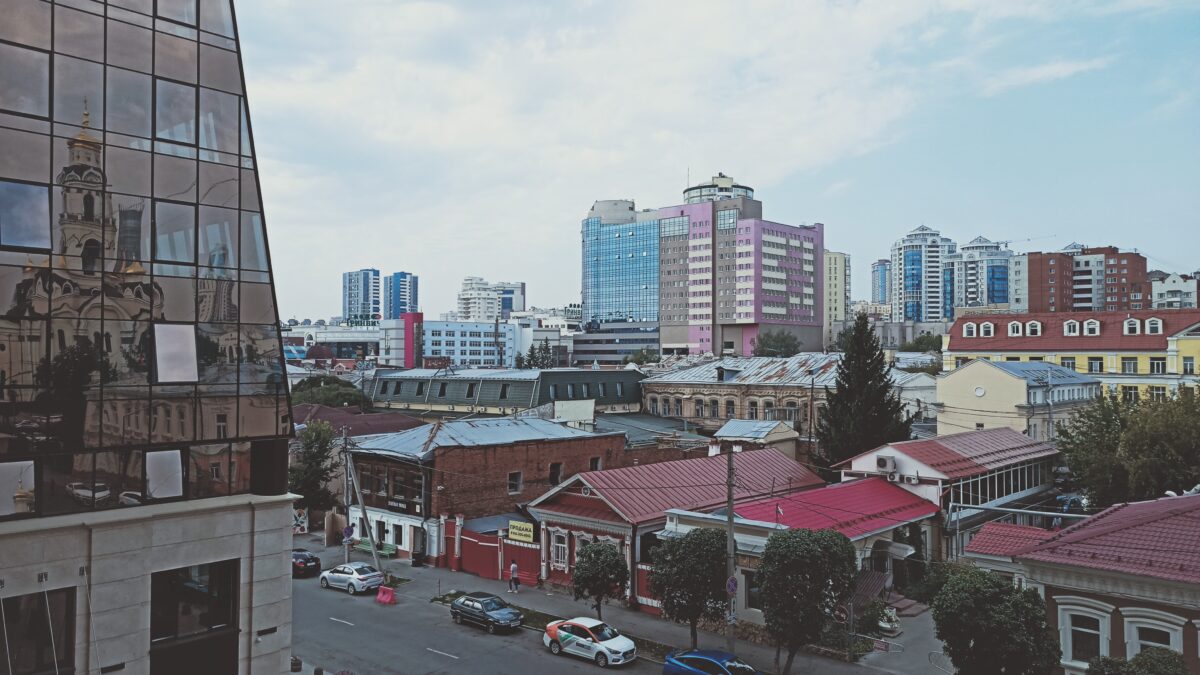 Вопросы благоустройства, градостроительства и прочего развития территорий были в медиаповестке Екатеринбурга, пожалуй, одними из основных в этом году. Поводов для этого хватало с избытком: это и снос знаковых зданий (от корпуса ПРОМЭКТа до уктусского аэровокзала), и публичные слушания по большим проектам (от Литквартала до Екатеринбург Сити), и работа восстановленного архитектурно-градостроительного совета. Под конец года было принято решение вернуть Екатеринбургу градостроительные полномочия, и это заставило обсуждать перспективы развития города и аппетиты девелоперов. Кто же должен играть в этом отношении первую скрипку, где идеальный с точки зрения архитектуры город в России и почему в ней сейчас не возникает нового доминирующего стиля, мы поговорили с известным архитектором, основателем архитектурного бюро Wowhaus, членом попечительского совета Института медиа, архитектуры и дизайна «Стрелка» Олегом Шапиро.