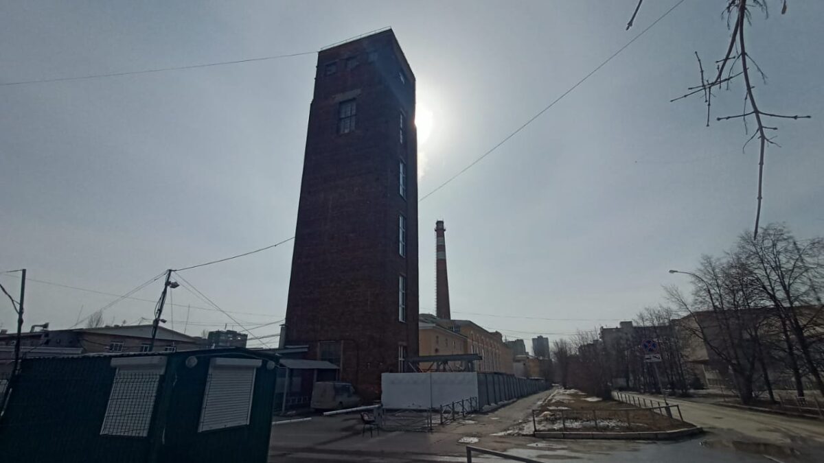 6 мая - ИА SM-News. Академгородок Новосибирска на протяжении десятилетий был визитной карточкой сибирской столицы и мощным научным центром. Однако, мало кто знает, что такой же проект должен был появиться в Свердловске-Екатеринбурге, только на 20 лет раньше. Здесь же формировался один из первых советских университетских кампусов. Но на деле осталось лишь название «втузгородок» и несколько улиц. Почему этого не случилось и подавляющее большинство екатеринбуржцев даже не слышали об этом – разбираемся вместе с исследователем города Дмитрием Москвиным