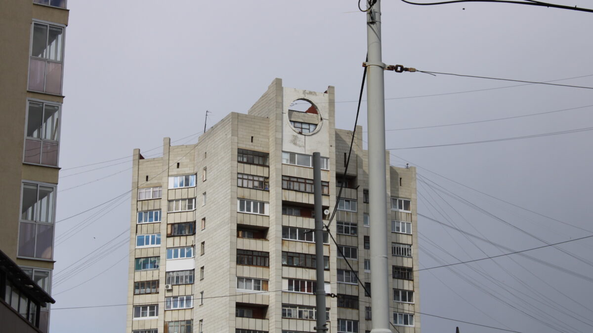 23 июня – ИА SM-News. Юго-западный район Екатеринбурга – далеко не самый очевидный район для экскурсий и обычных прогулок. Для жителя центра это, наверное, сопоставимо с экскурсией на Химмаш или ЖБИ. Однако если посмотреть на вопрос под другим углом, то и здесь есть немало своих историй, легенд, имен и даже литературных персонажей. По Зазеркалью Юго-Запада мы пройдем вместе с исследователем городских пространств Светланой Гоцуленко