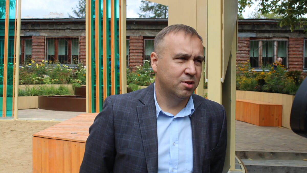 Спустя две недели после окончания фестиваля ландшафтного дизайна «Атмофест», сады-участники этого мероприятия, как и было обещано, обрели свое постоянное размещение. Сегодня журналистам показали часть из них, передает корреспондент SM-NEWS.