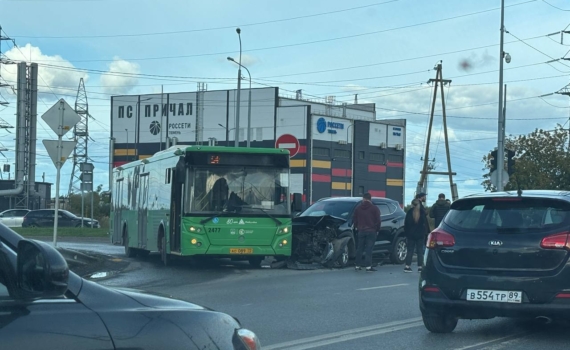 В Тюмени случилось ДТП с автобусом и двумя легковыми авто